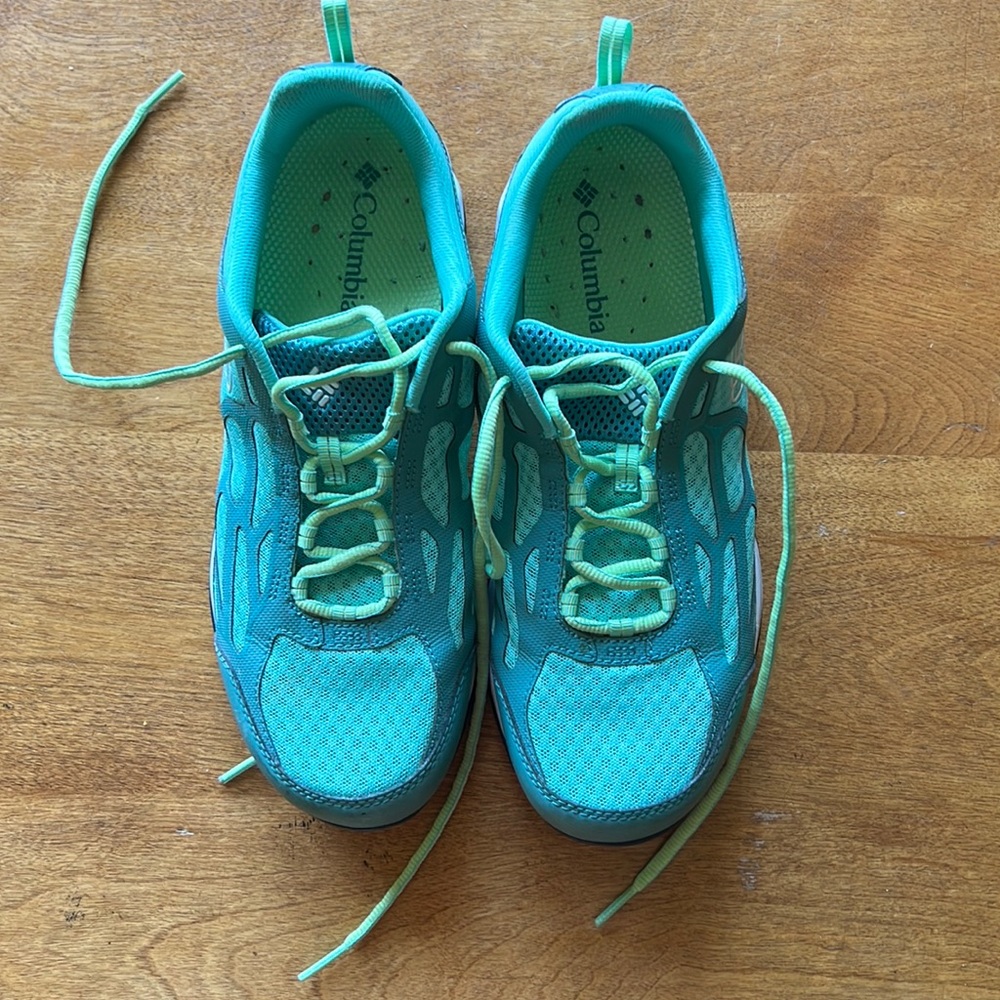 Columbia tech lite shoes in size 10